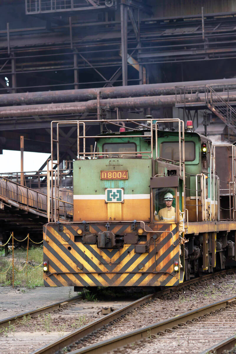 ディーゼル機関車を運転し、製鉄の現場を支える