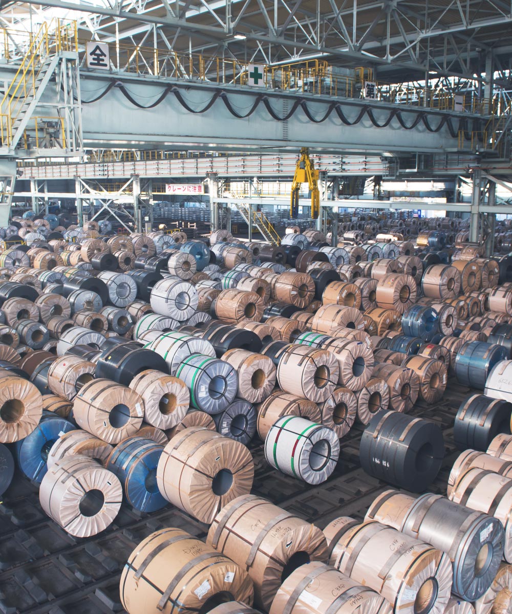 物流センター倉庫の広大な敷地には鉄鋼製品が所狭しと並ぶ